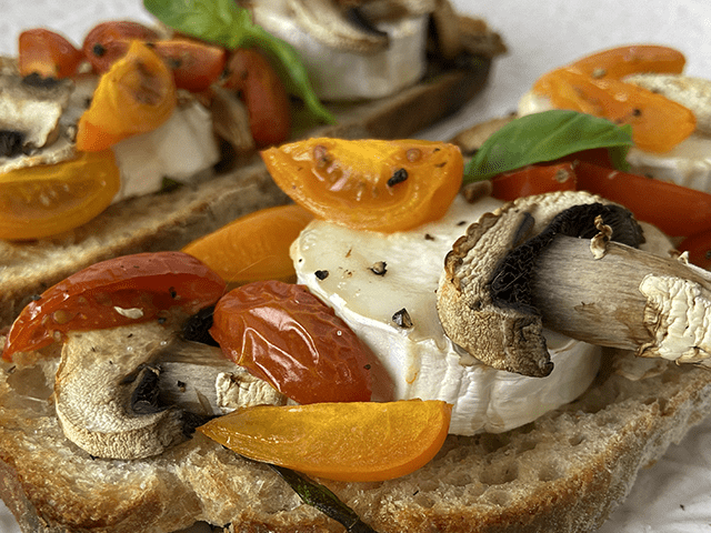photographie bruschetta tomate, chèvre et champignons