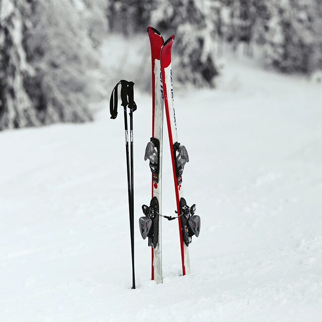 Image de deux skis posés dans la neige