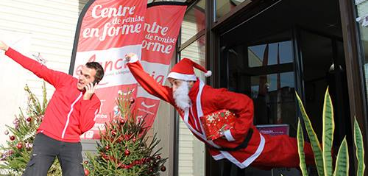 "Ancienne photo vintage Elancia : Père Noël devant la façade du club avec logo rouge."