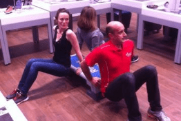 "Ancienne photo vintage Elancia : séance de step avec adhérents, coaching actif en salle."