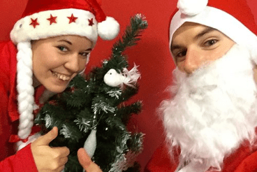 "Ancienne photo vintage Elancia : Père et Mère Noël lors d’un événement festif en club."