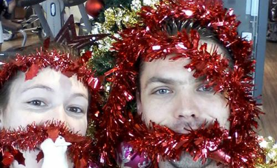 "Ancienne photo vintage Elancia : staff portant des guirlandes de Noël, ambiance festive."