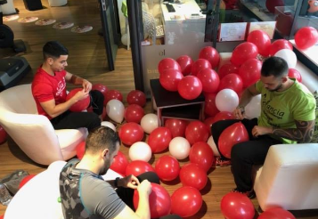 "Ancienne photo vintage Elancia : salle décorée avec ballons rouges et blancs pour événement."