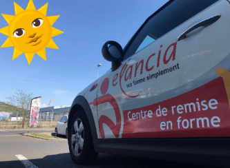 "Ancienne photo vintage Elancia : voiture promotionnelle rouge et blanche utilisée pour événements."