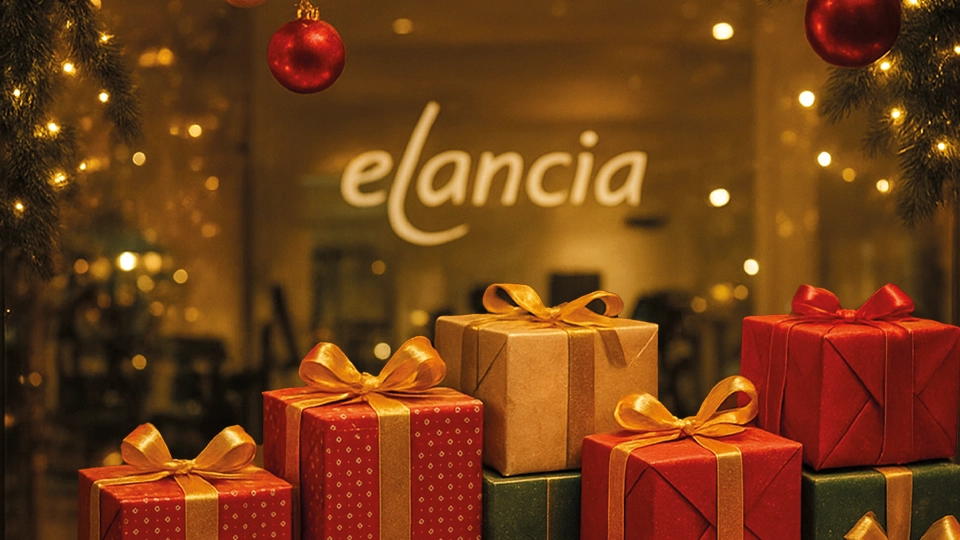Salle Elancia dans un décor Noël avec un tas de cadeaux au premier plan
