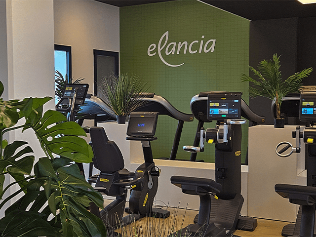 salle de sport végétalisée avec des équipements premium